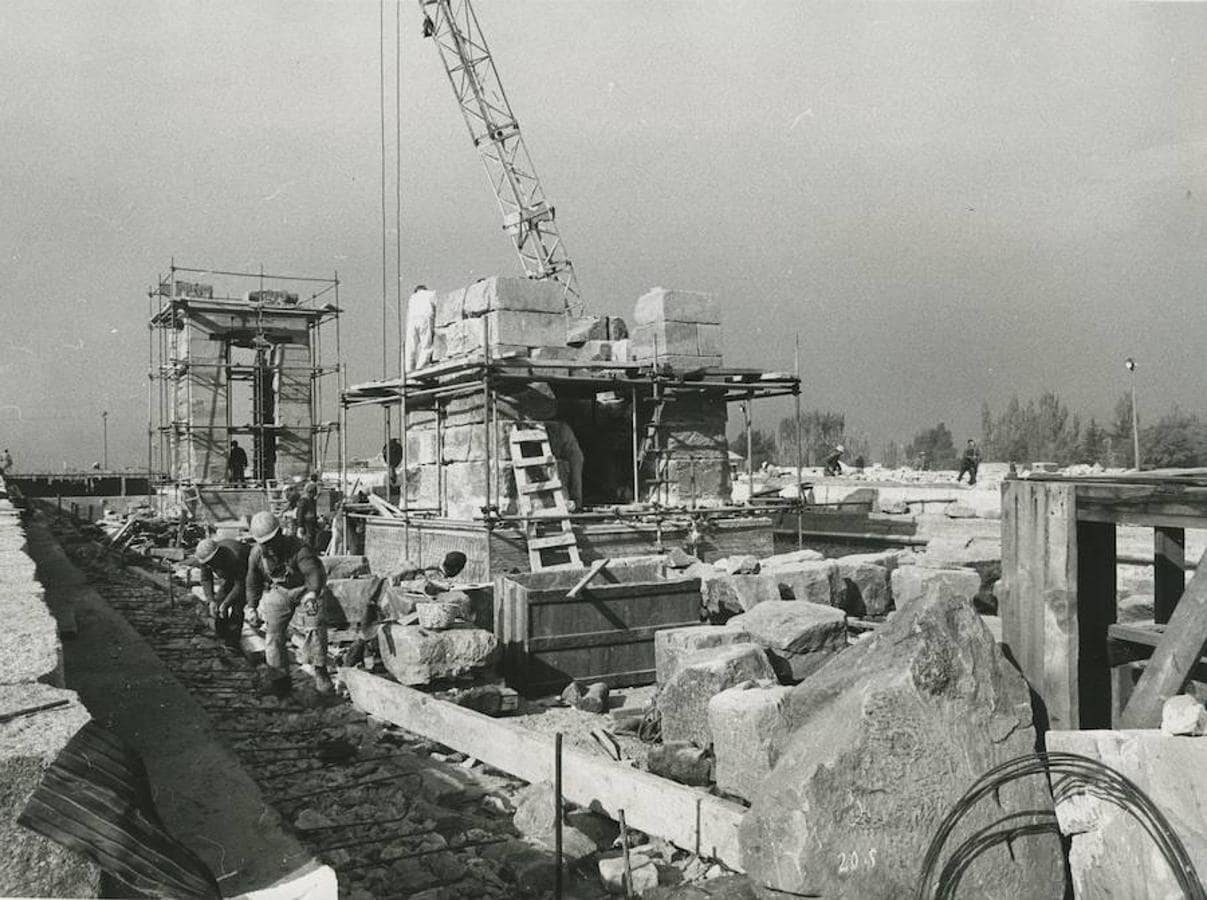 8. Marzo 1971. Reconstrucción. Con un plano y un croquis del alzado del Templo, se levantó cada piedra.