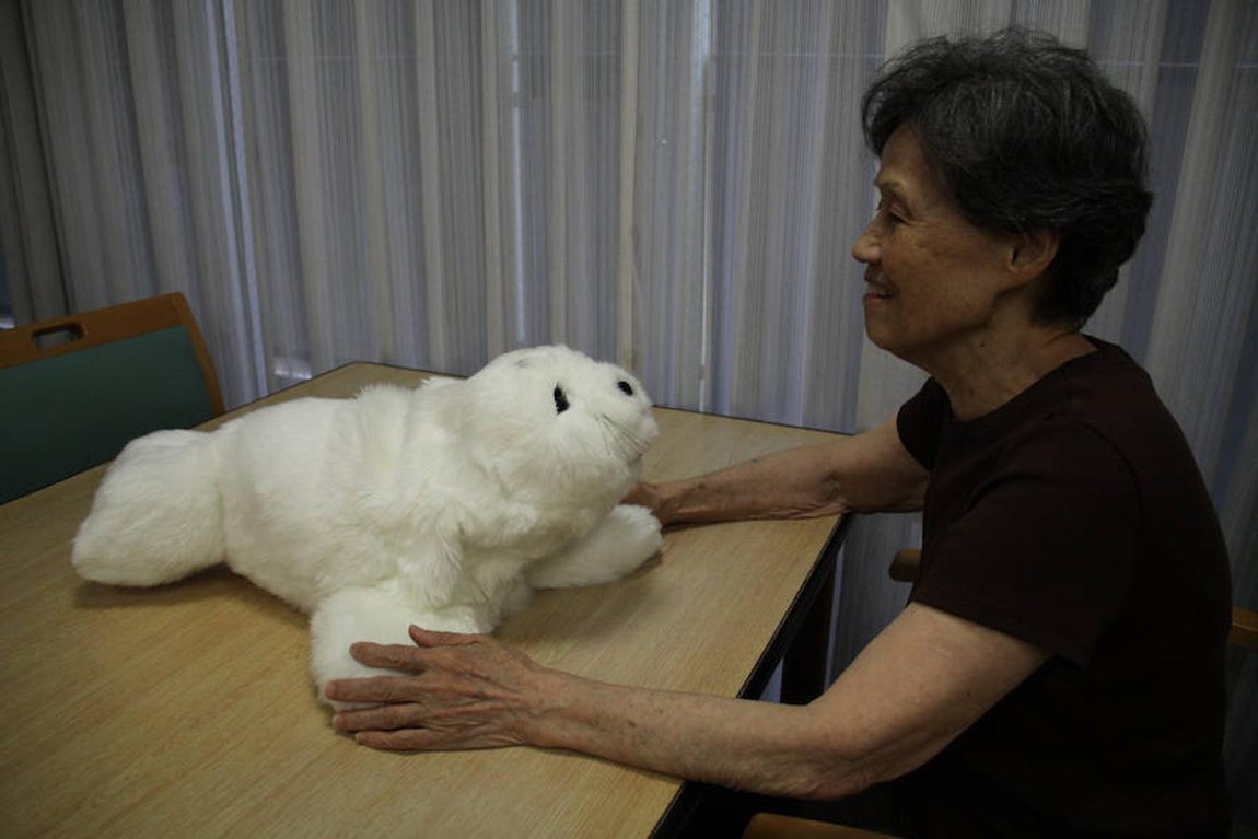 Los enfermos con demencia se calman acariciando la suave foca Paro, que ronronea y mueve la cabeza. 