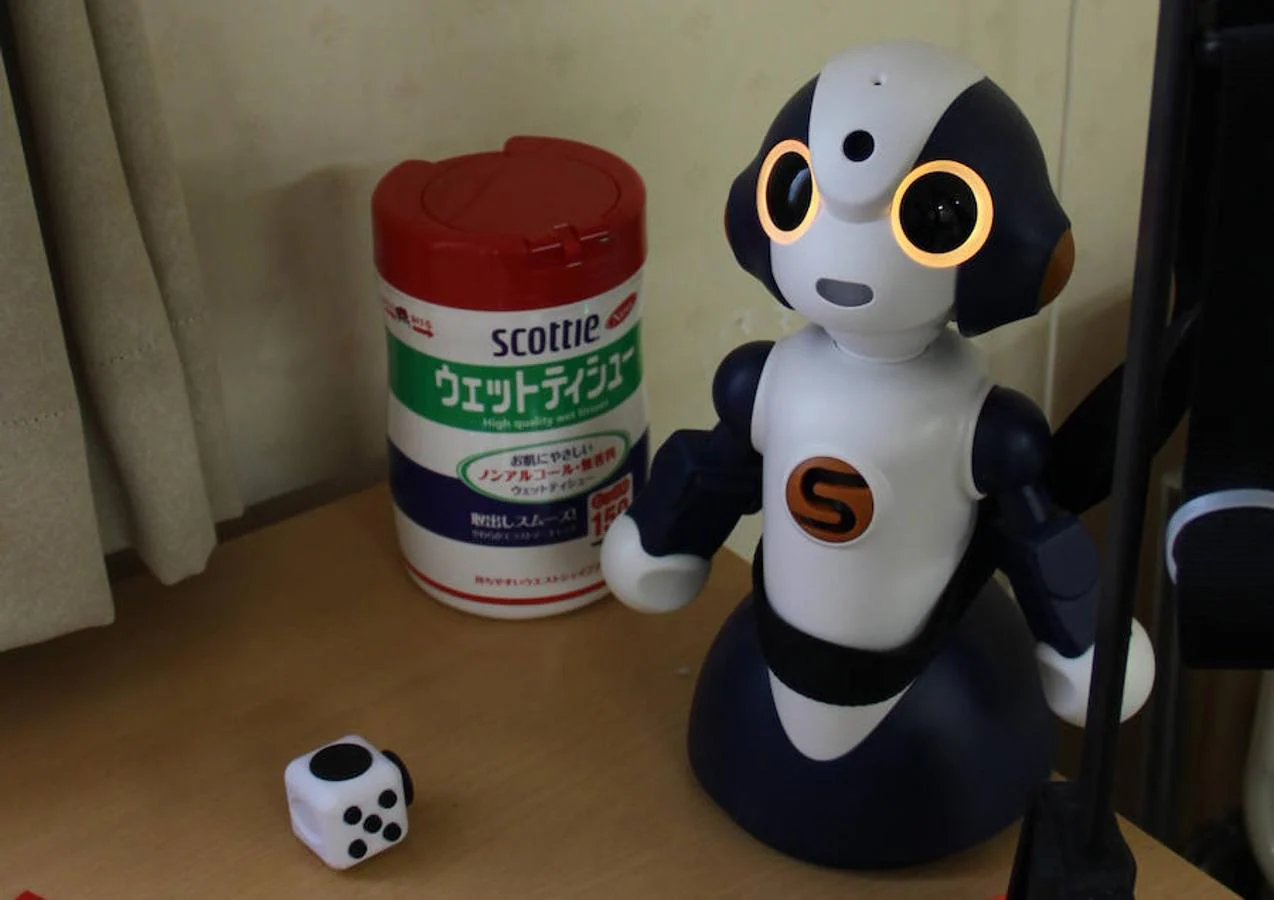 En cada mesilla de noche, los ancianos de la residencia Shintomi tienen este pequeño robot, Sota, que les da una sencilla conversación para que no se sientan solos y les recuerda la hora de tomarse las pastillas o medirse la presión. 