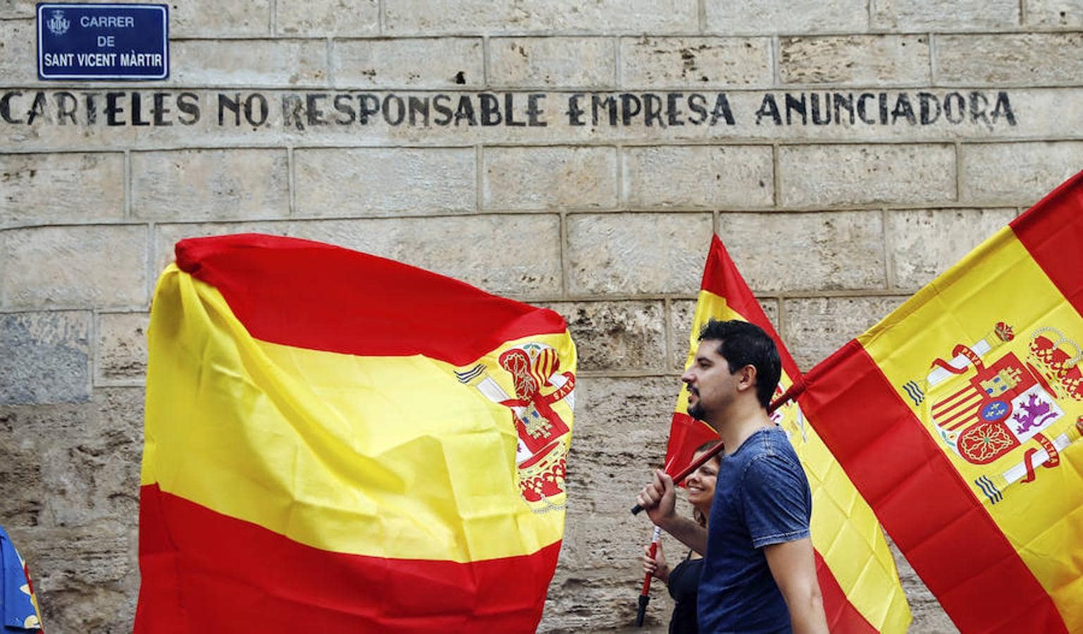 Cientos de personas se han concentrado hoy frente al Ayuntamiento de València, luciendo banderas de España, para defender la unidad del país y contra el separatismo y han expresado con cánticos y gritos su rechazo al proceso independentista de Cataluña.. 