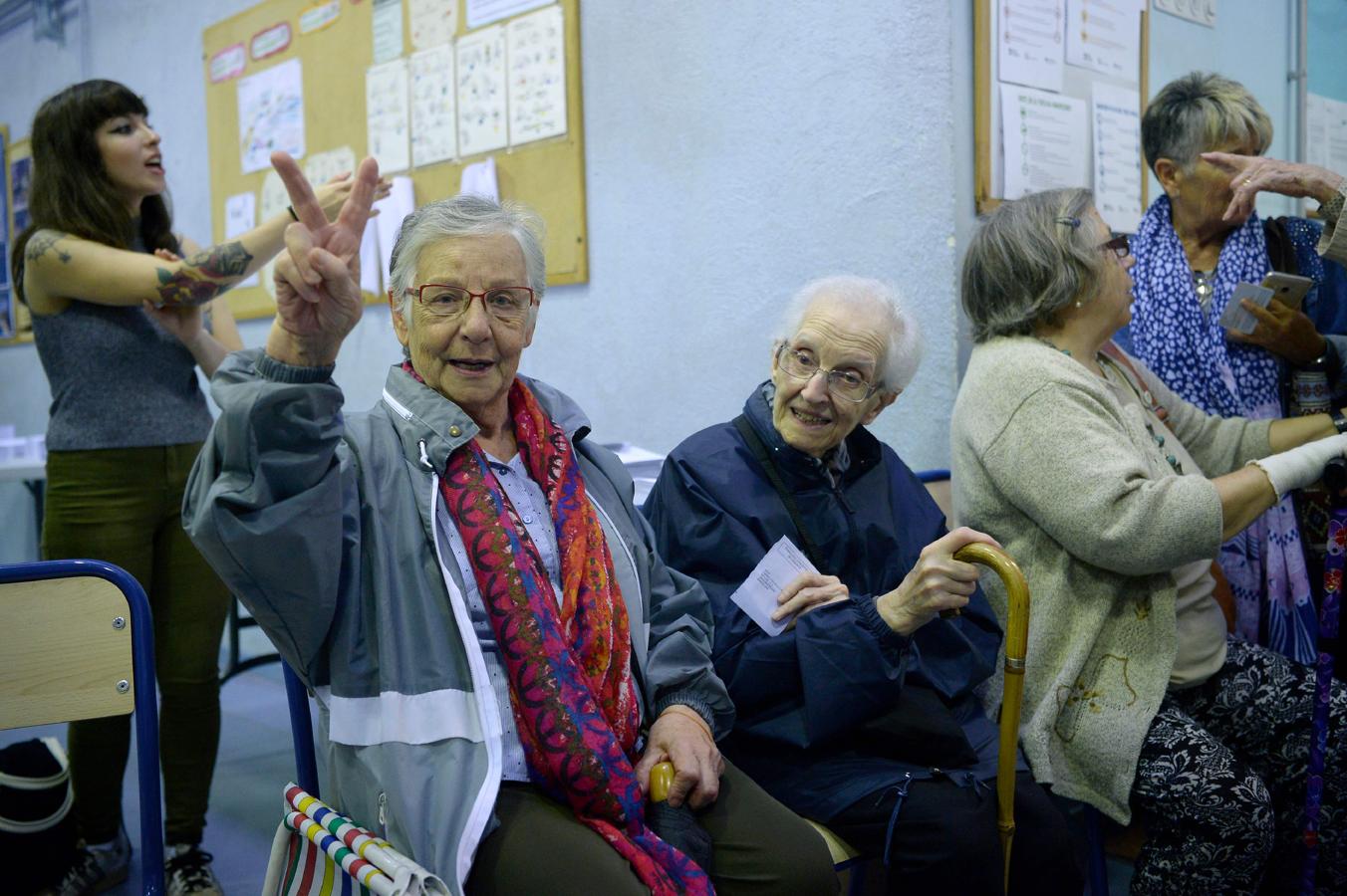 Dos abuelas de Barcelona hace cola para depositar su voto. 