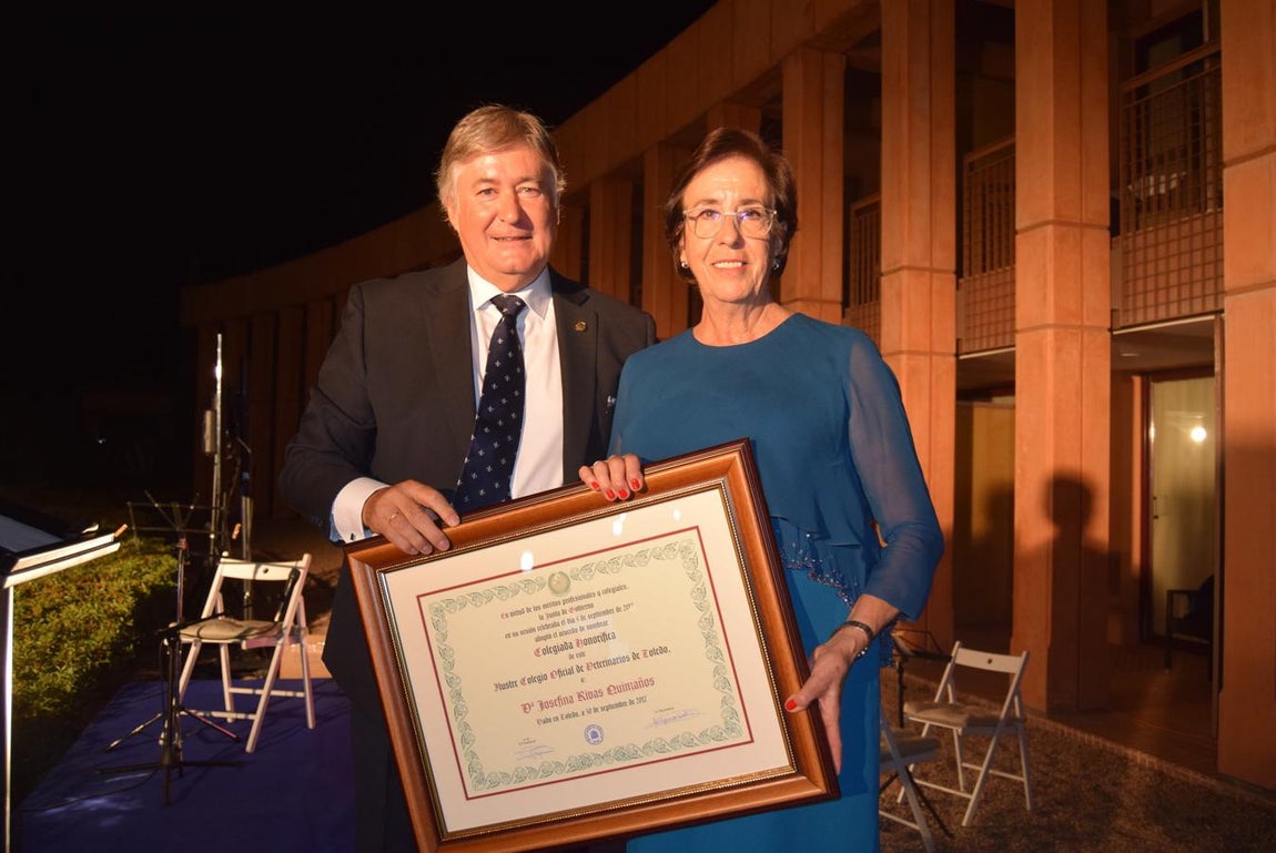 El presidente del Colegio, Luis Alberto García Alía,con Josefina Rivas. 