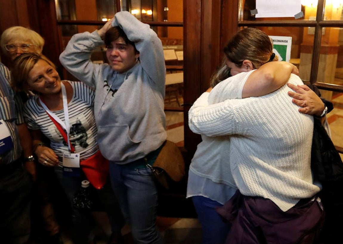 Personas en uno de los puestos de votación. 