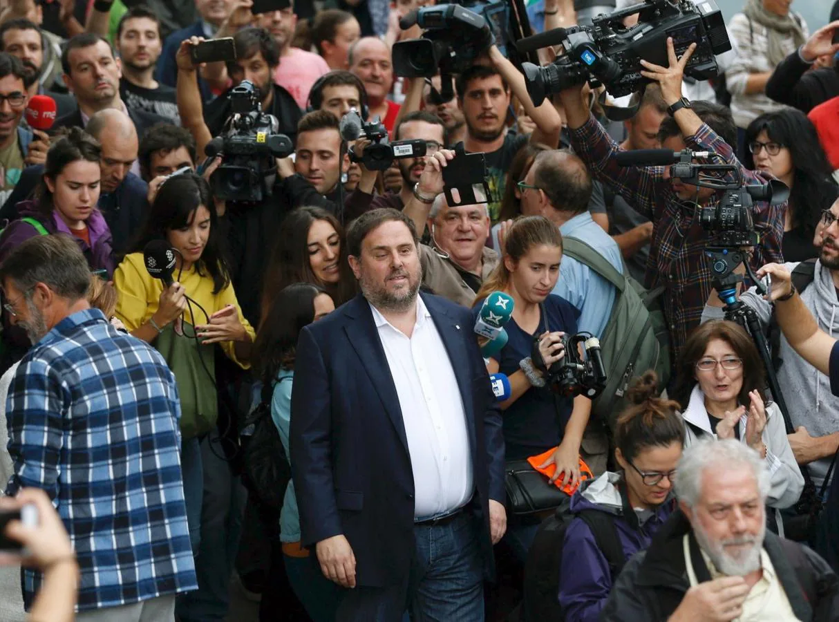 Oriol Junqueras, a su llegada Escuela Sant Jordi de Barcelona, para votar en el referéndum suspendido por el Tribunal Constitucional. 