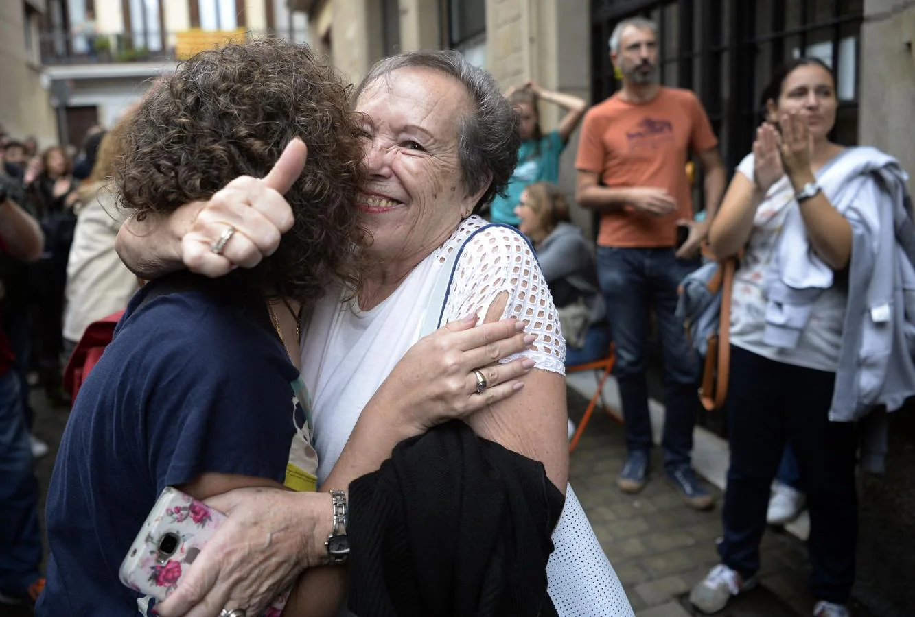 Dos mujeres se abrazan en un colegio de Barcelona, tras depositar su voto. 