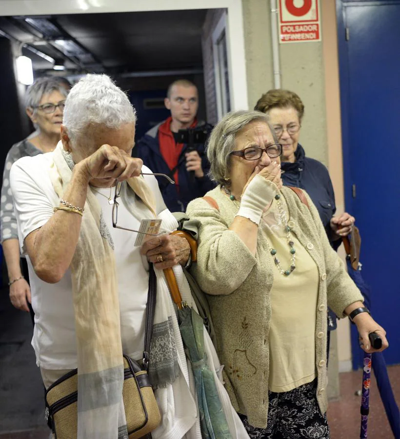 Dos abuelas, emocionadas, entran a depositar su voto en Barcelona. 