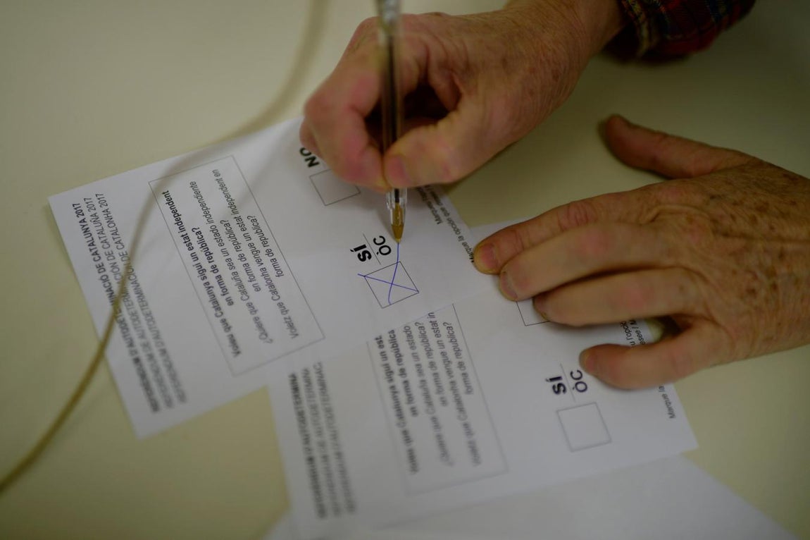 En los días previos a la celebración de este referéndum ilegal, la Guardia Civil ha confiscado millones de papeletas como esta. 