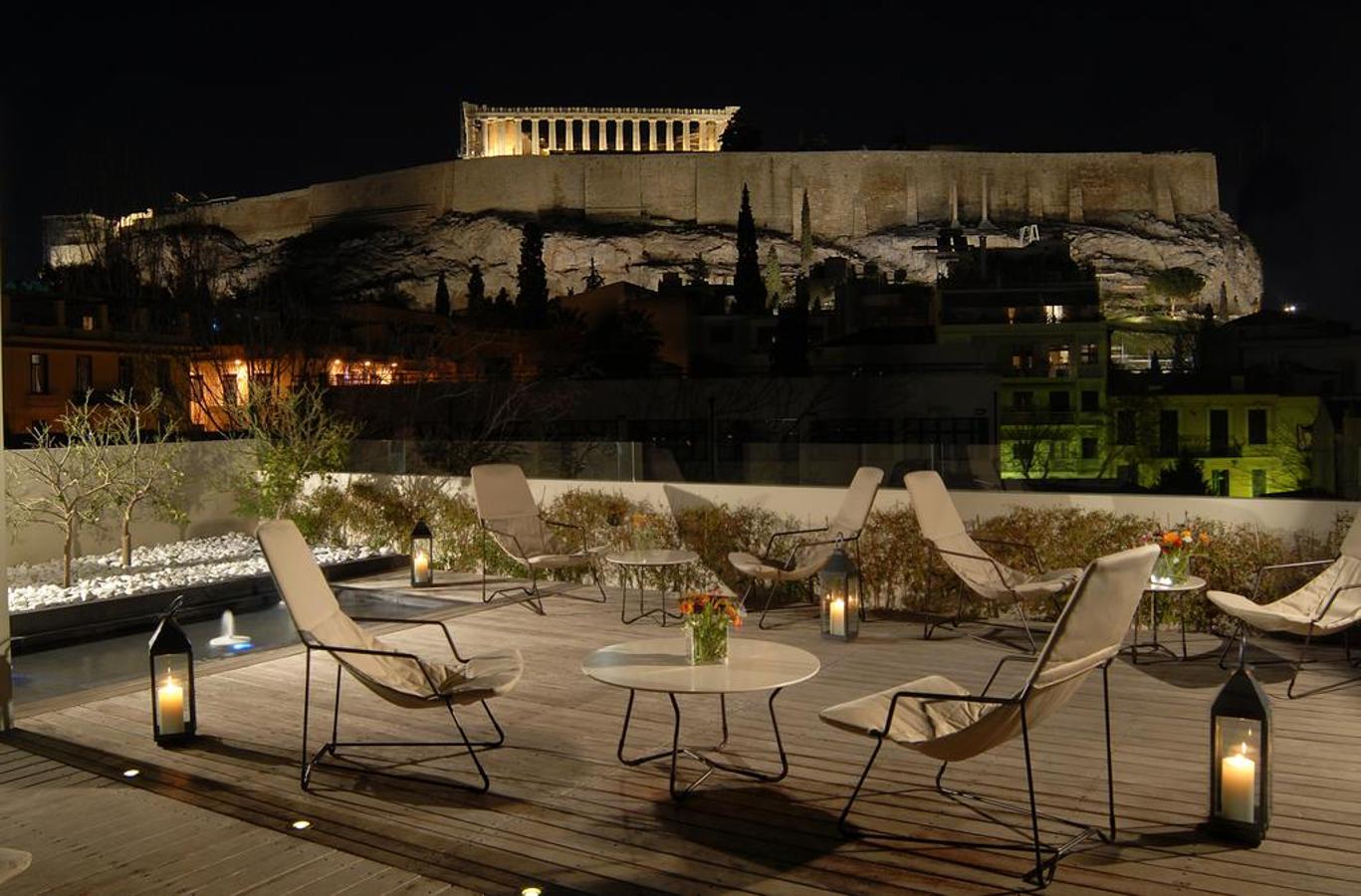 Herodion Hotel (Atenas, Grecia). A los pies de la Acrópolis y con unas vistas privilegiadas, el <a href="https://www.booking.com/searchresults.es.html?aid=1371680;sid=ea02087844b11045d523d419d14cb4fb;city=-814876;expand_sb=1;highlighted_hotels=96333;hlrd=no_dates;keep_landing=1;redirected=1;source=hotel&amp;" target="_blank">Hotel Herodion</a> tiene un precioso jardín en la azotea desde la que contemplar la grandiosidad del paisaje de Atenas.