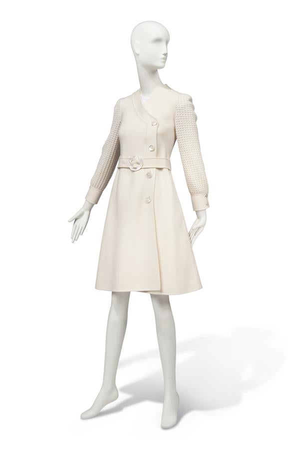 Valentino, 1972. La protagonista de «Vacaciones en Roma» conoció a Valentino cuando, después de casarse se mudó a la capital de Italia, este vestido de color marfil pertenece a la colección primavera-verano de 1972, en la subasta alcanzó la cifra de 8.750 libras