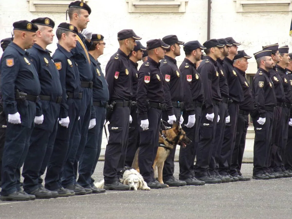 En imágenes: Emotivo acto por el Día de la Policía en Basauri, Vizcaya