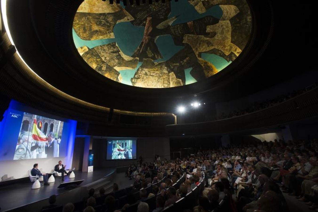 El auditorio se ha llenado completamente para la charla entre Bieito Rubido, director de ABC, y Carlos Herrera. 