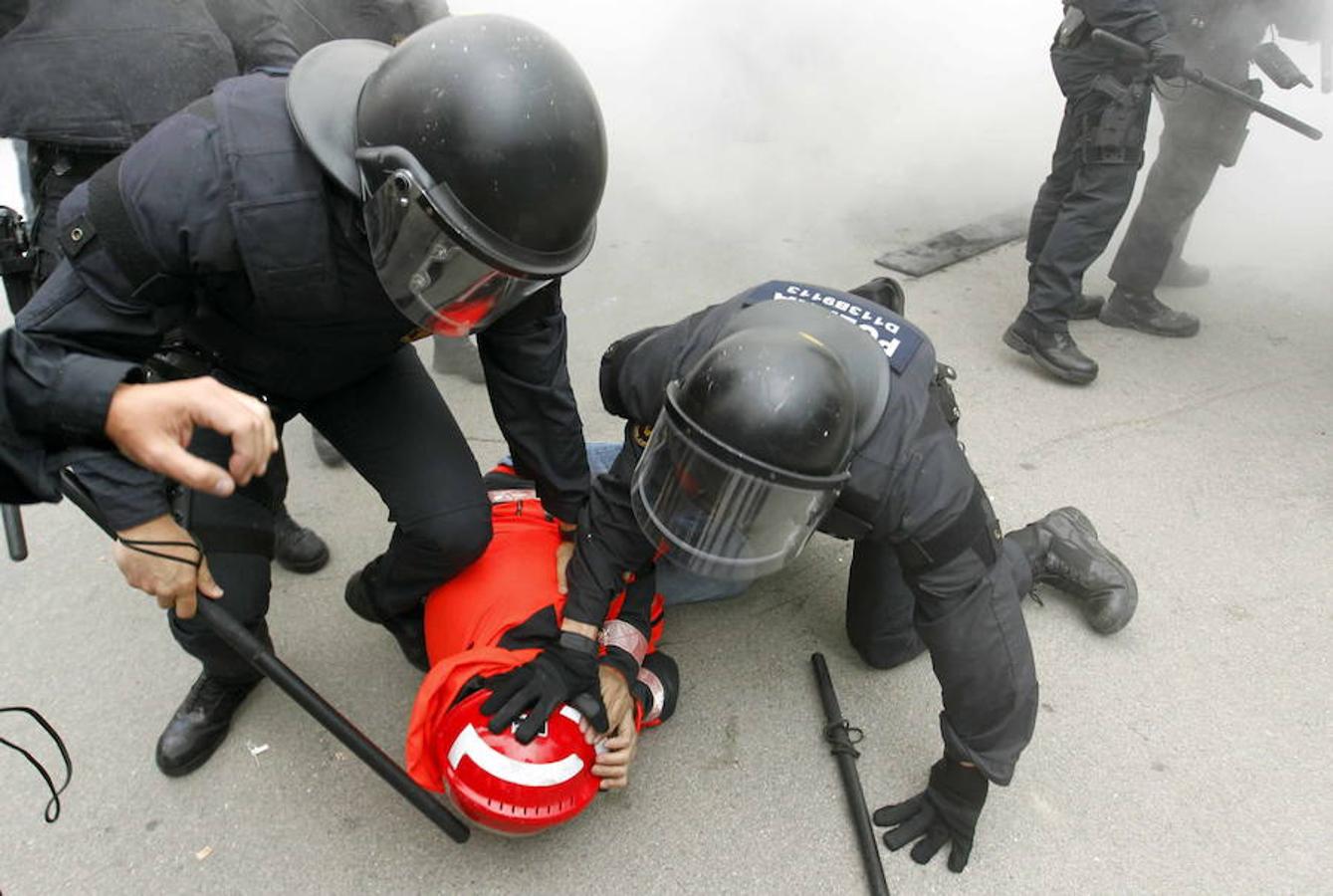 Un bombero detenido por mossos en los incidentes frente al Parlament de 2013. 