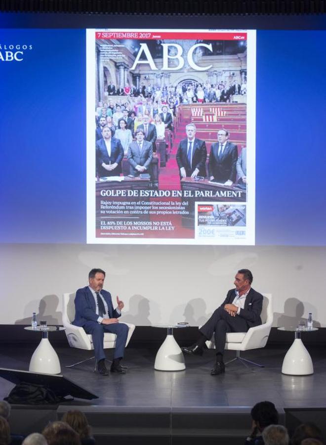 El director de ABC, Bieito Rubido, y el periodista y colaborador de este periódico, Carlos Herrera, conversan en el Auditorio Mutua Madrileña,con una portada del diario de fondo. 