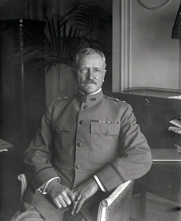General John Pershing. Cuenta la leyenda que fue una de las primeras personas en lucir el mítico modelo de Cartier.