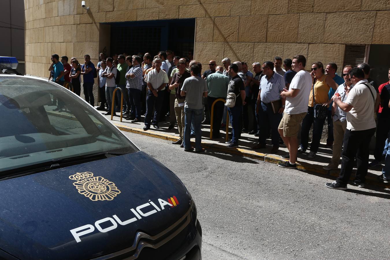 Concentración en la Comisaría de Cádiz de apoyo a la Policía