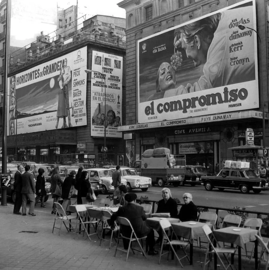 La avenida del cine. Vista de los cines Avenida con el cartel de la película «El Compromiso» y del Palacio de la Música con el cartel de «Horizontes de grandeza», en 1970