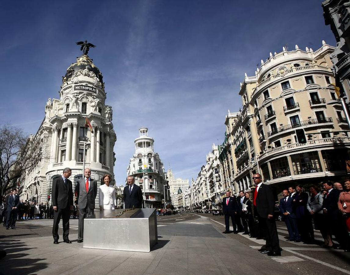 Una vía centenaria. Alberto Ruiz Gallardón, Don Juan Carlos, Doña Sofía y José Blanco, durante el acto del centenario de la Gran Vía