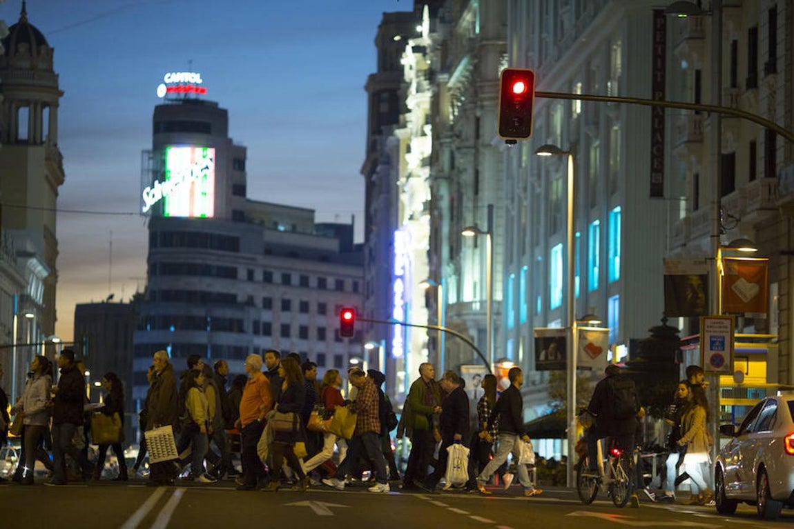 Zona comercial. Decenas de compradores en la Gran Vía actual