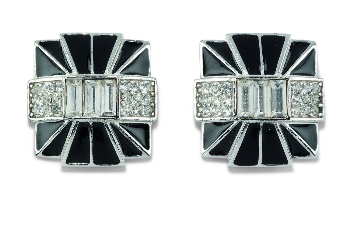 Pendientes Givenchy. Las dos joyas de diseño Art Decó de gemas sobre metal que el modisto diseñó para la actriz se adjudicaron por 11.250 libras