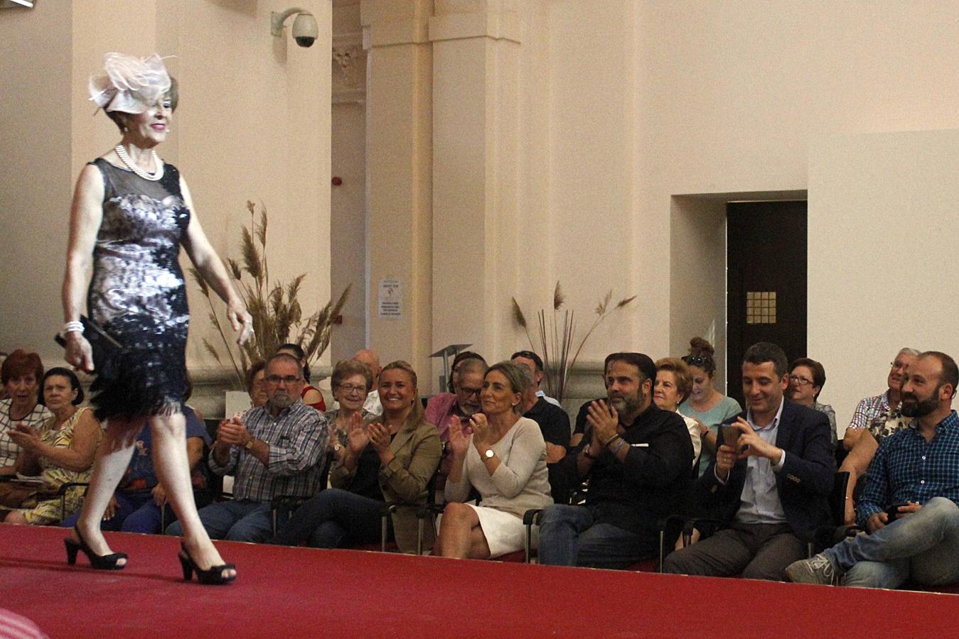 La alcaldesa de Toledo, Milagros Tolón, ha presenciado el desfile en San Marcos. 