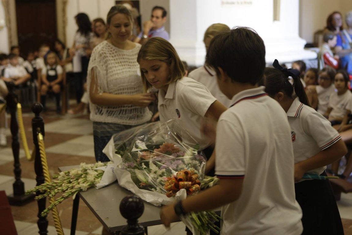 Los niños gaditanos llevan nardos a su Patrona