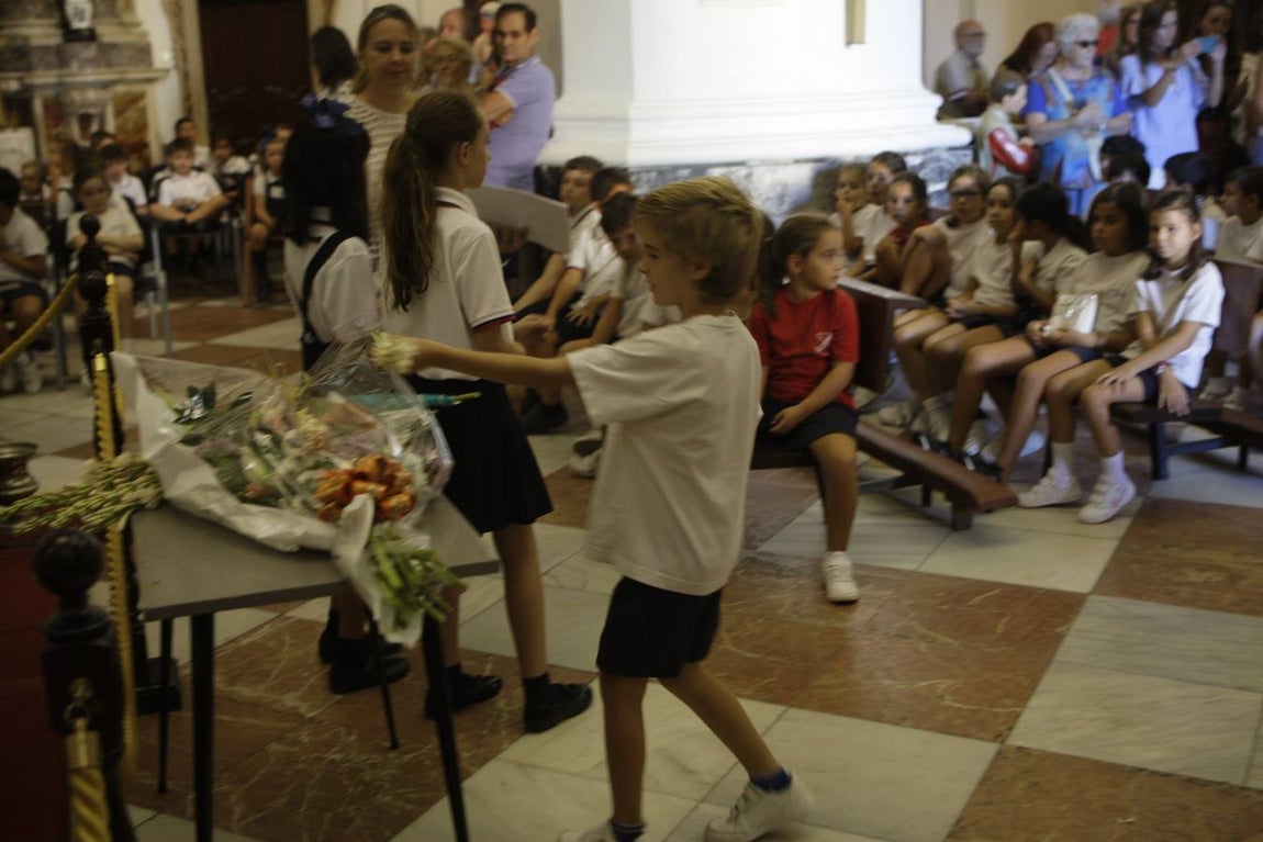 Los niños gaditanos llevan nardos a su Patrona