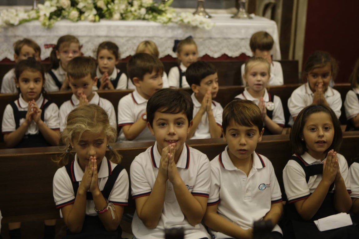 Los niños gaditanos llevan nardos a su Patrona