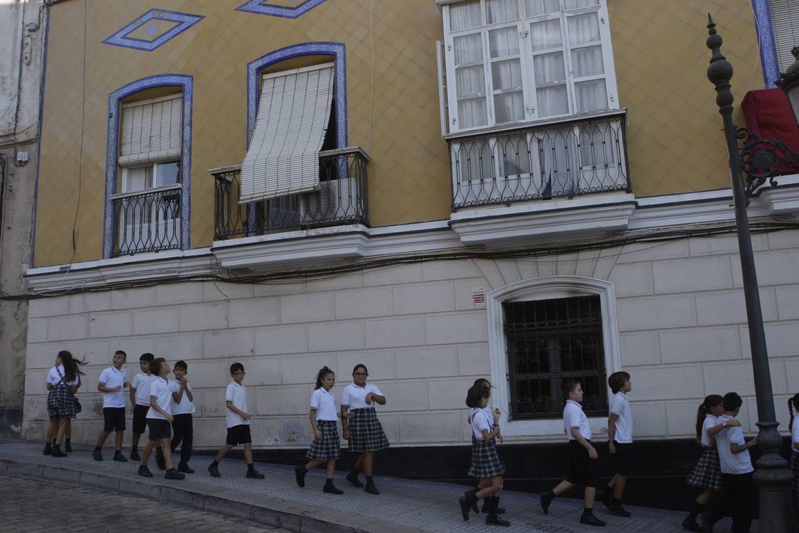 Los niños gaditanos llevan nardos a su Patrona