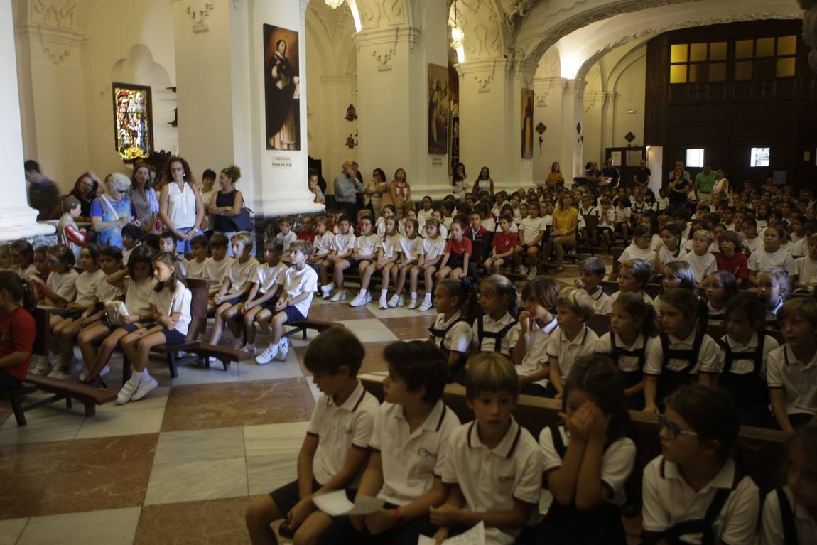 Los niños gaditanos llevan nardos a su Patrona