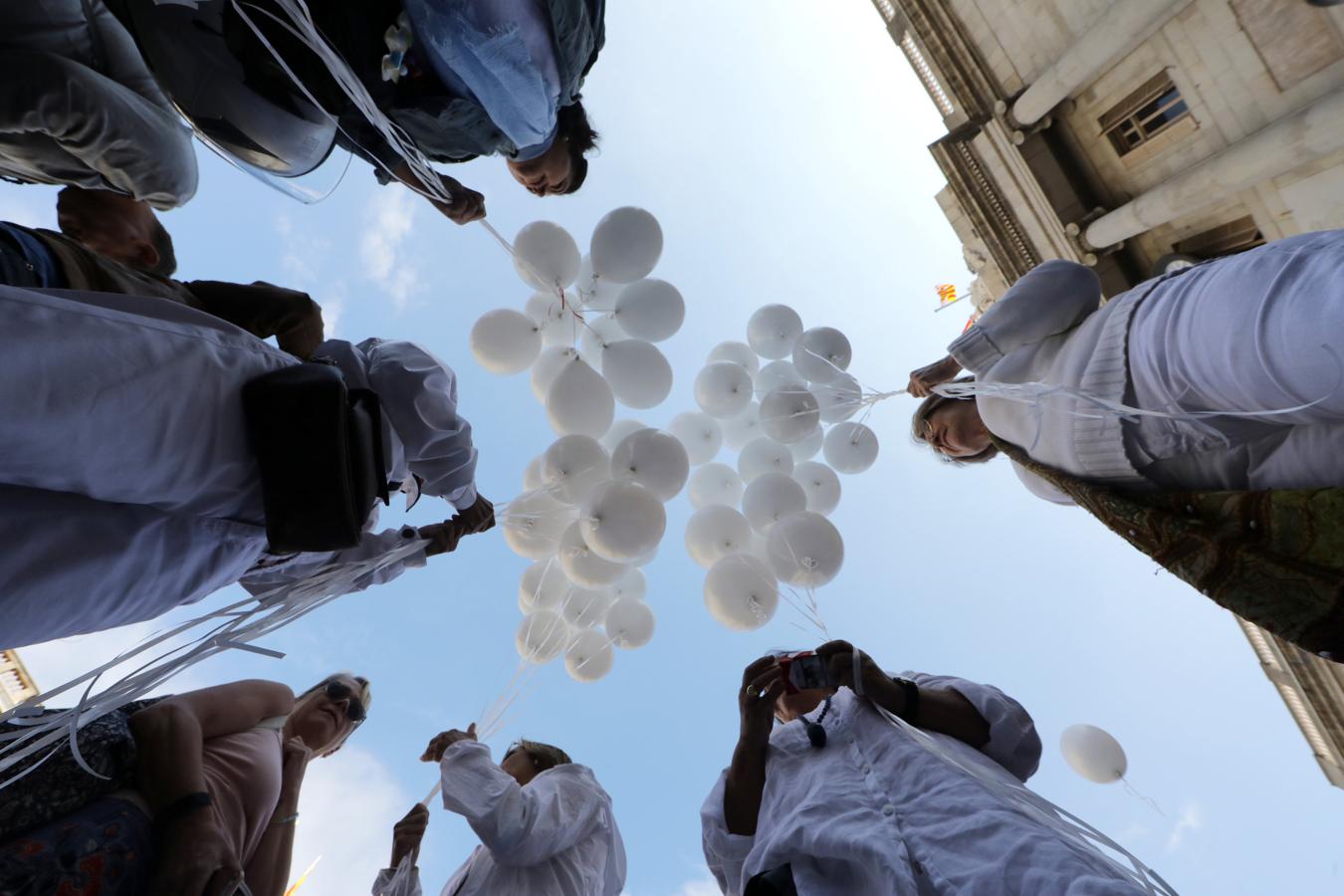 Ciudadanos concentrados en la plaza Sant Jaume de Barcelona para exigir diálogo. 