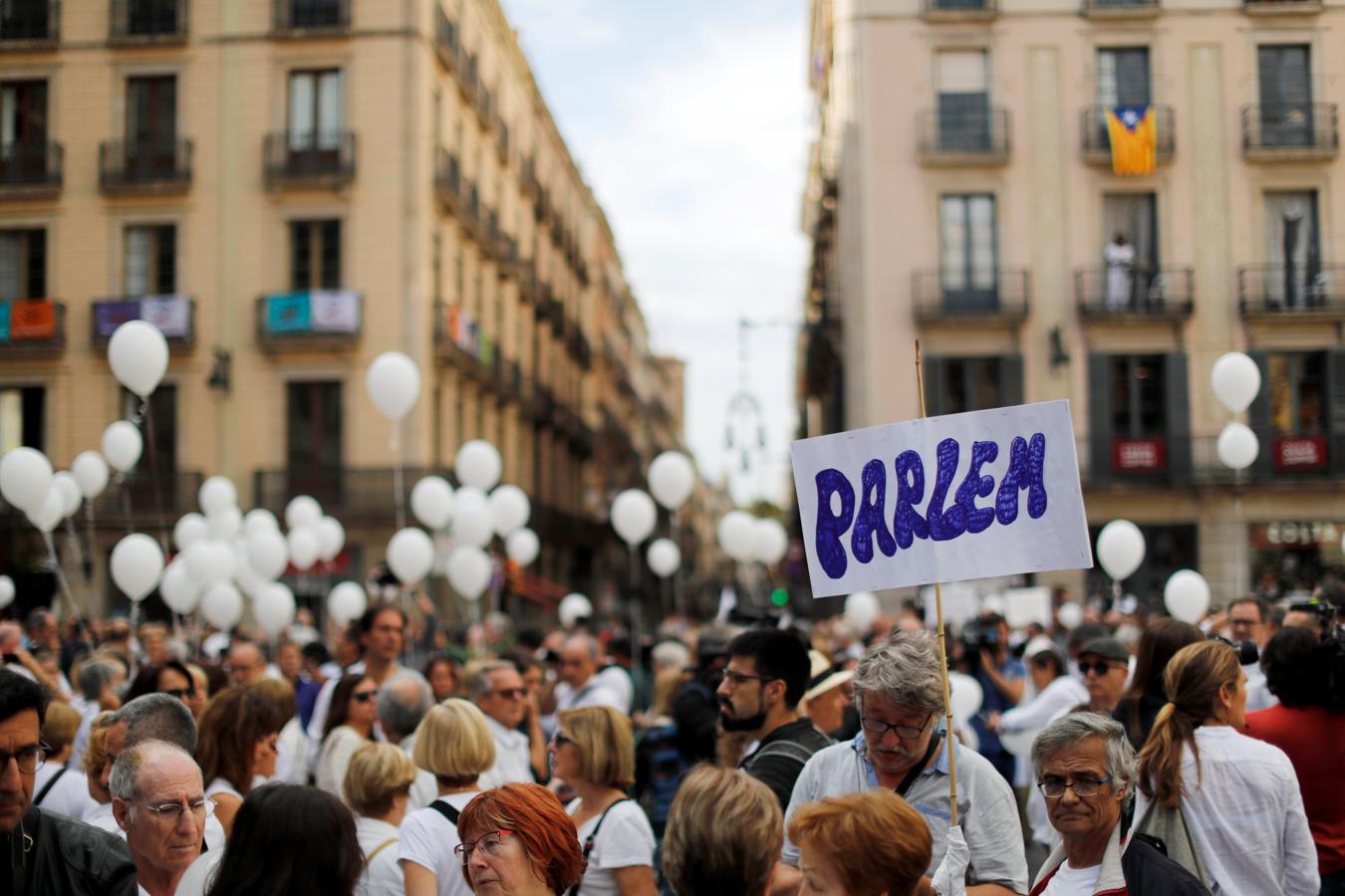 Los globos blancos protagonizan la manifestación de Barcelona como símbolo de paz. 