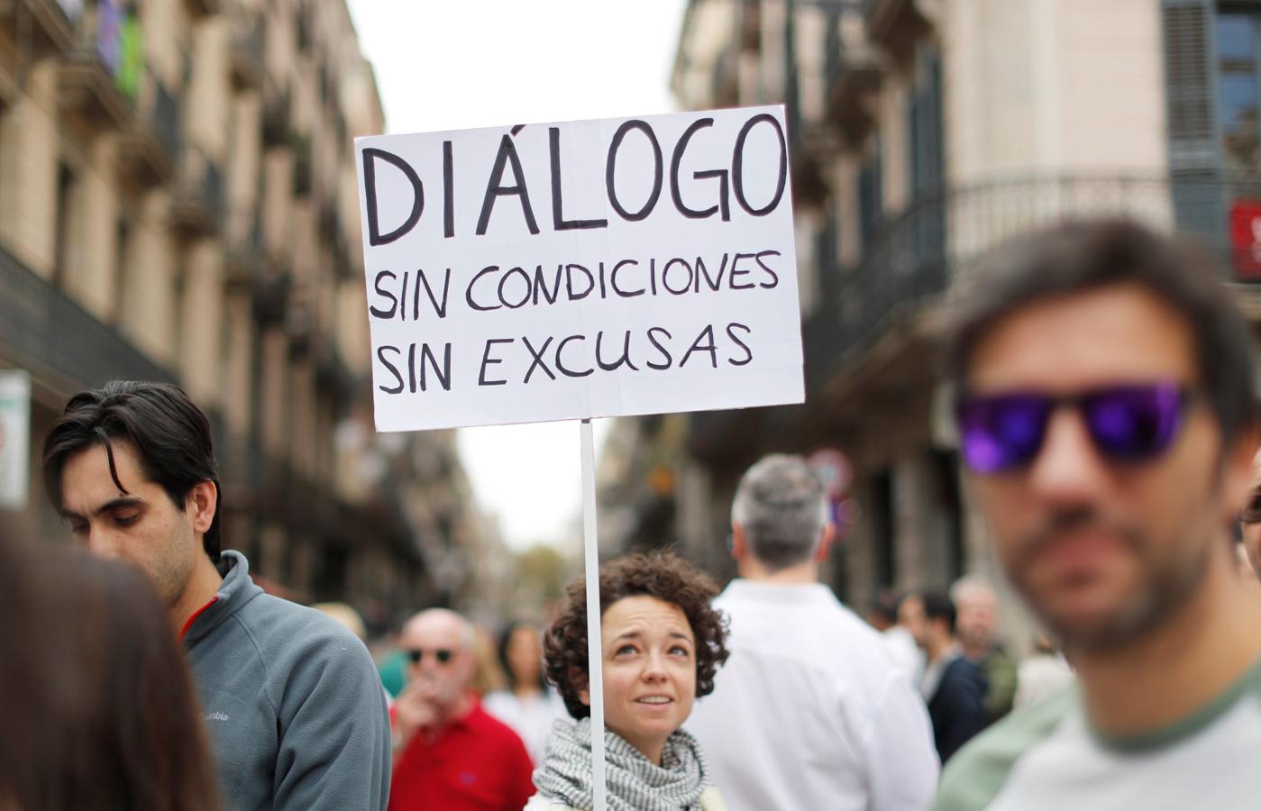 Manifestantes de la Ciudad Condal exigiendo diálogo. 