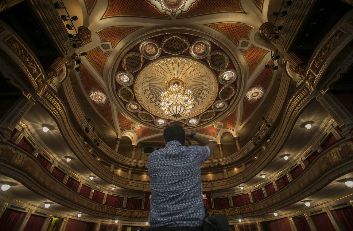 La VI Noche en Blanco en Sevilla reunió a numerosos sevillanos en torno a la cultura