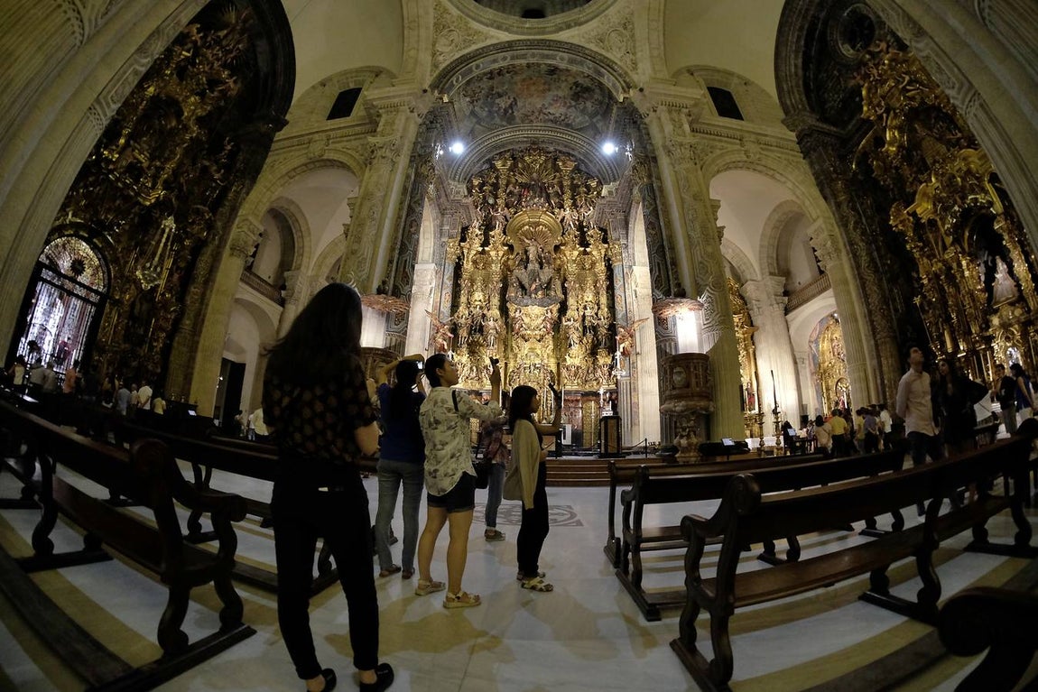 La VI Noche en Blanco en Sevilla reunió a numerosos sevillanos en torno a la cultura