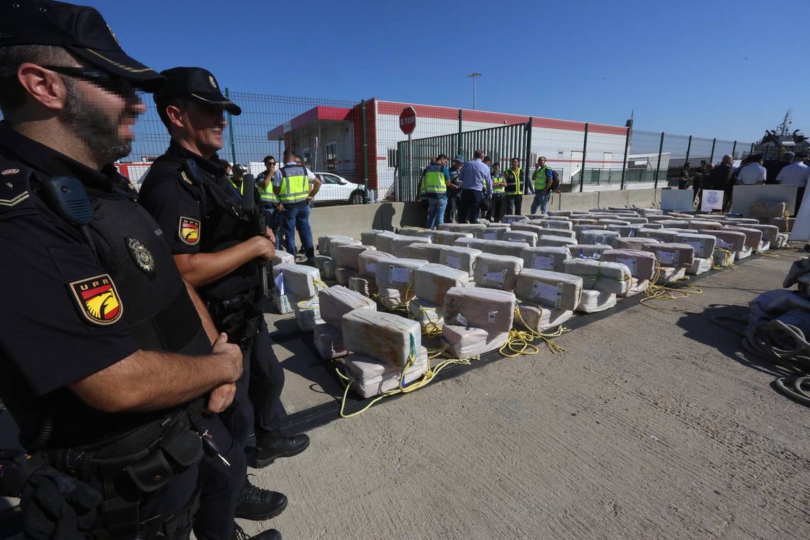 Descargan en Cádiz 3.700 kilos de cocaína