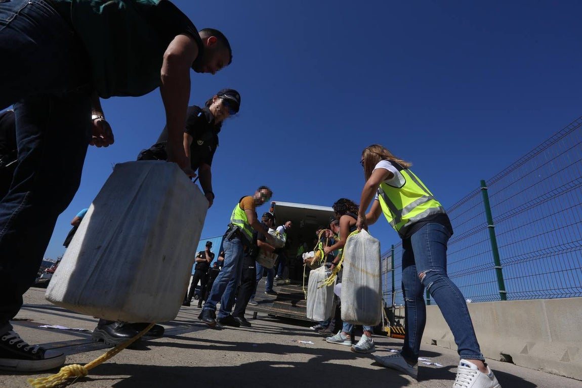 Descargan en Cádiz 3.700 kilos de cocaína