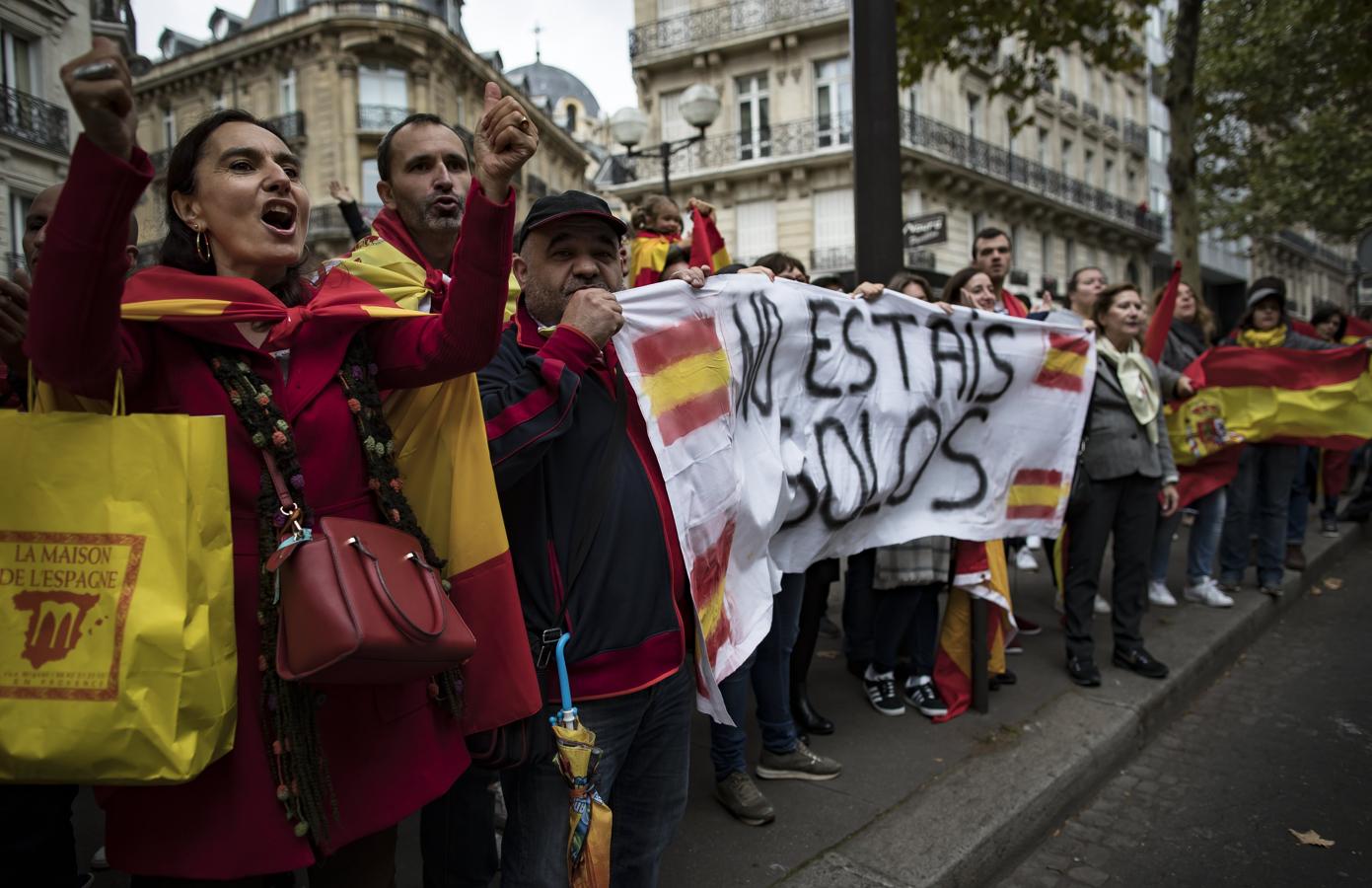 En las manifestaciones se ha coreado eslóganes como «Viva España y viva Cataluña», «No estáis solos» o «España, unida, jamás será vencida». 