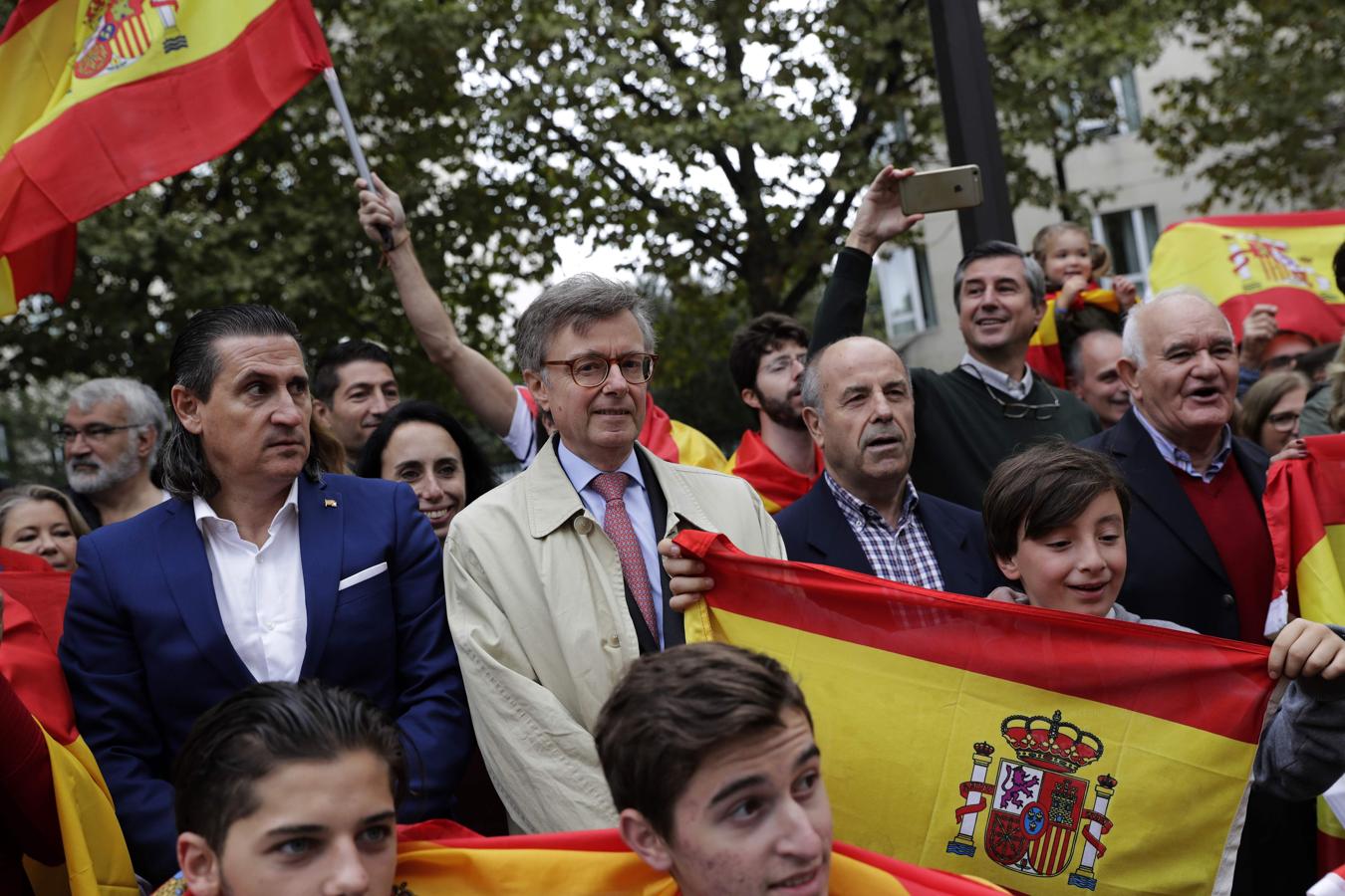 En las manifestaciones se ha coreado eslóganes como «Viva España y viva Cataluña», «No estáis solos» o «España, unida, jamás será vencida». 