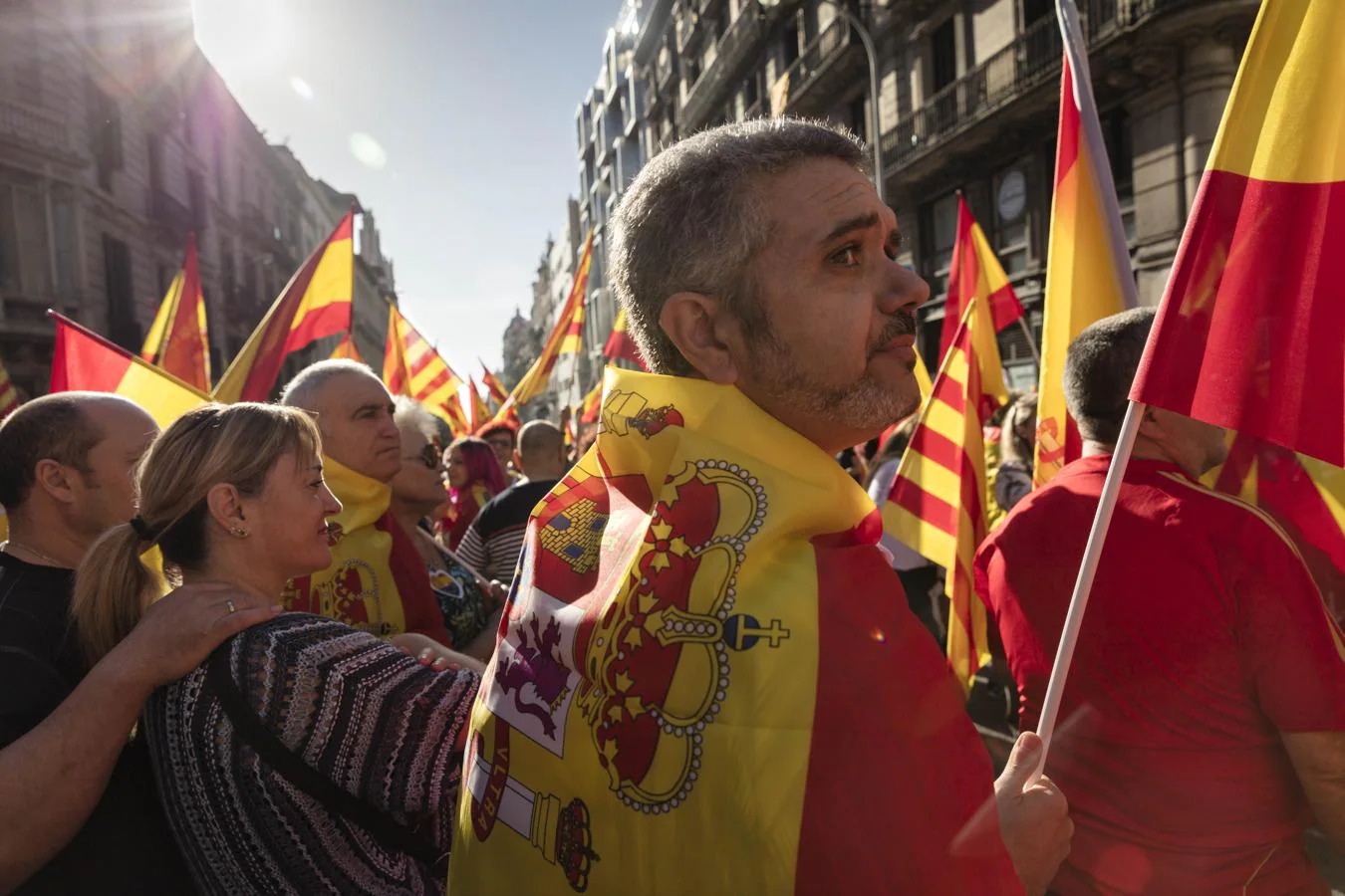 Entre multitud de banderas españolas, «senyeres» y europeas, los manifestantes continúan gritando consignas como «Puigdemont a prisión», «Yo soy español» o «Viva España, viva Cataluña y viva la Guardia Civil». 