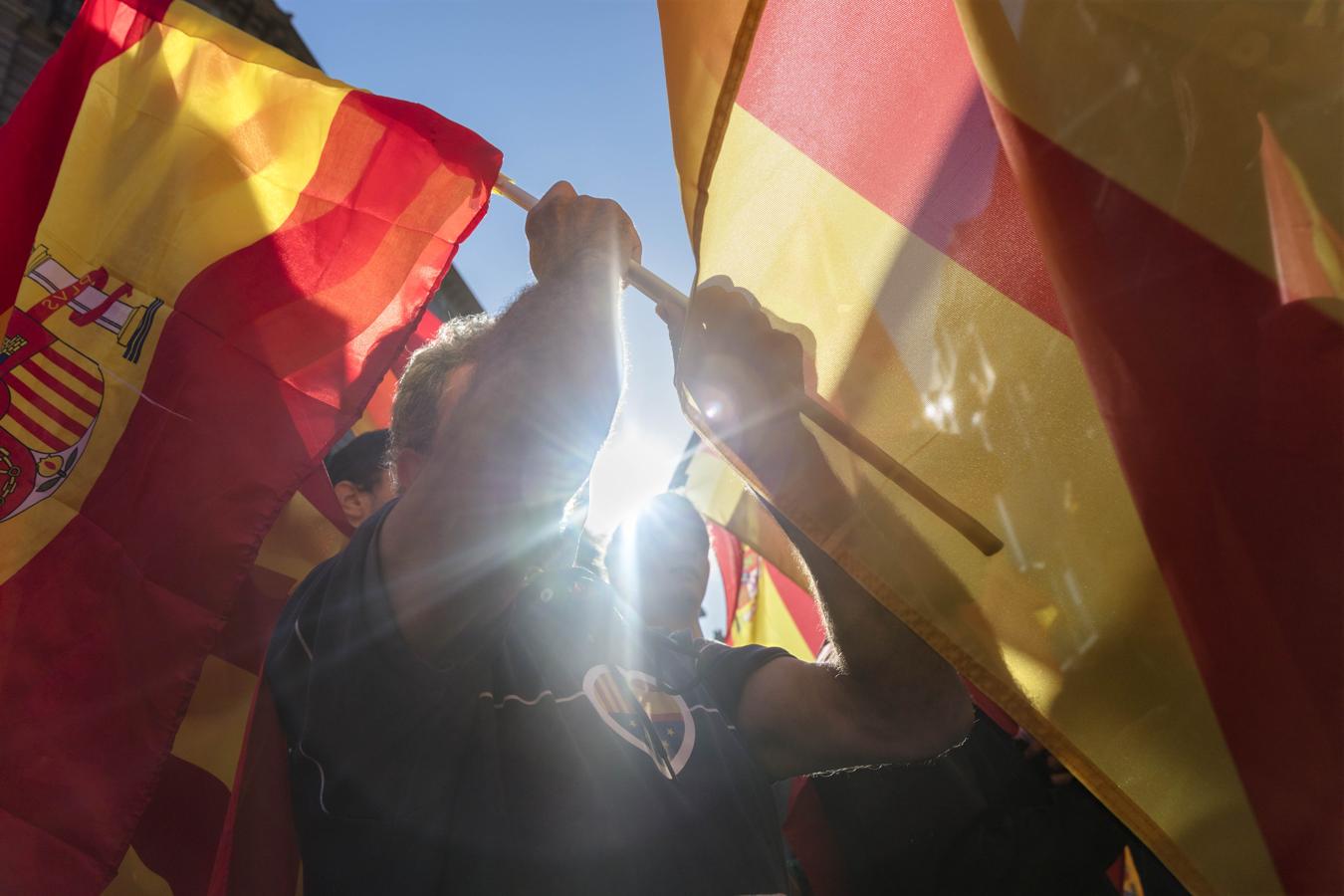 Cataluña se ha inundado de aplausos, vítores y mensajes de apoyo a la unidad de España y contra la deriva independentista de Cataluña. 