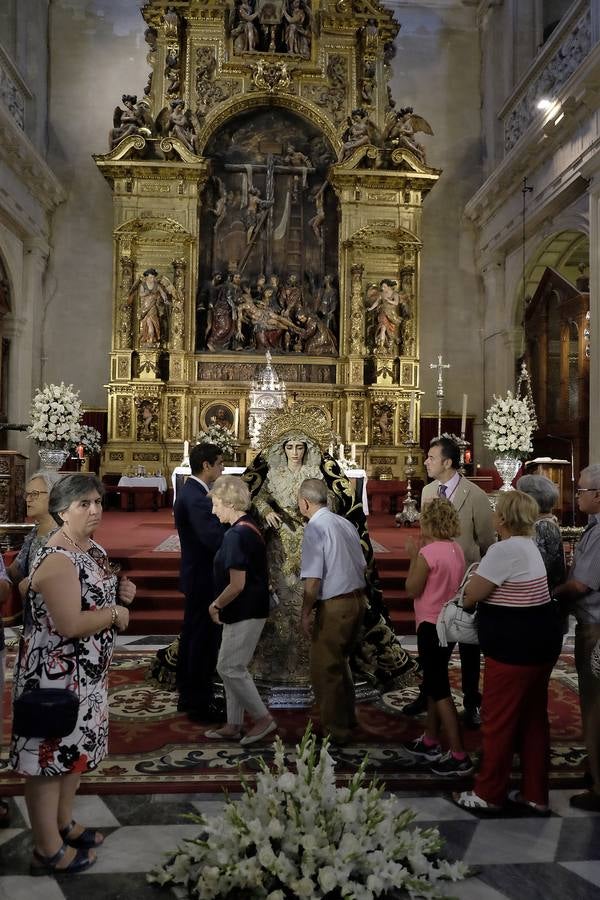 La Virgen de la Salud de San Gonzalo en la parroquia del Sagrario en besamanos