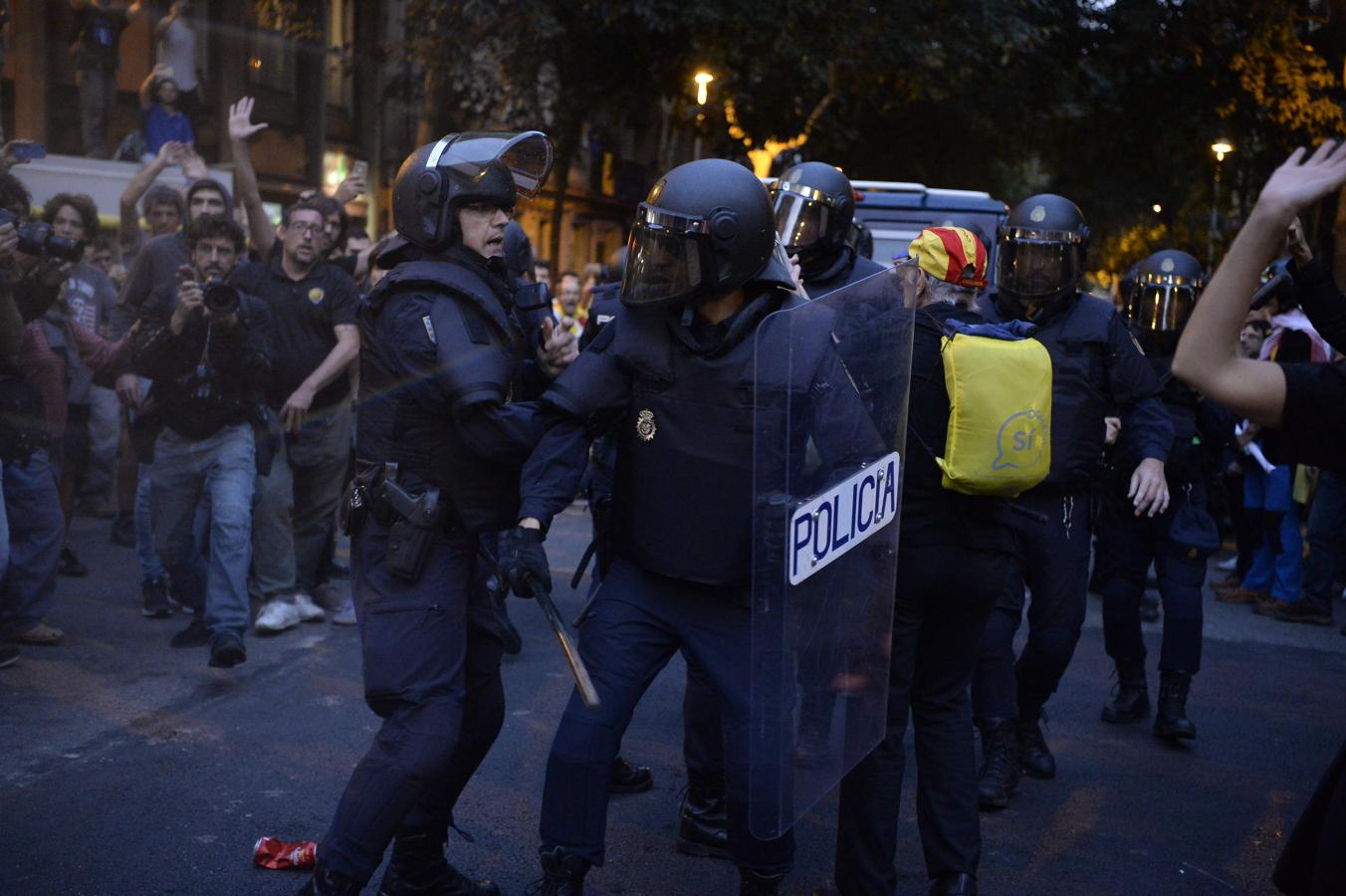 La Guardia Civil, atrapada durante horas en la sede de la Hacienda catalana