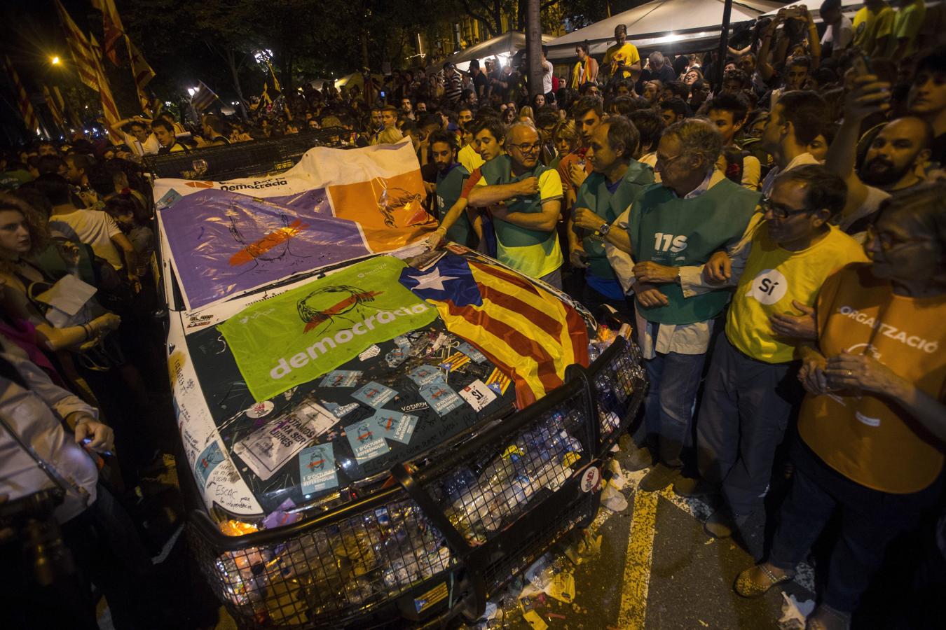 La Guardia Civil, atrapada durante horas en la sede de la Hacienda catalana