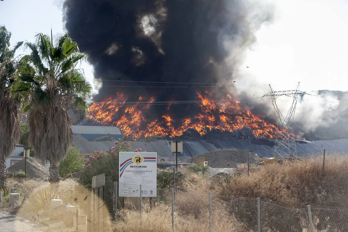 El incendio de la planta de residuos, en imágenes
