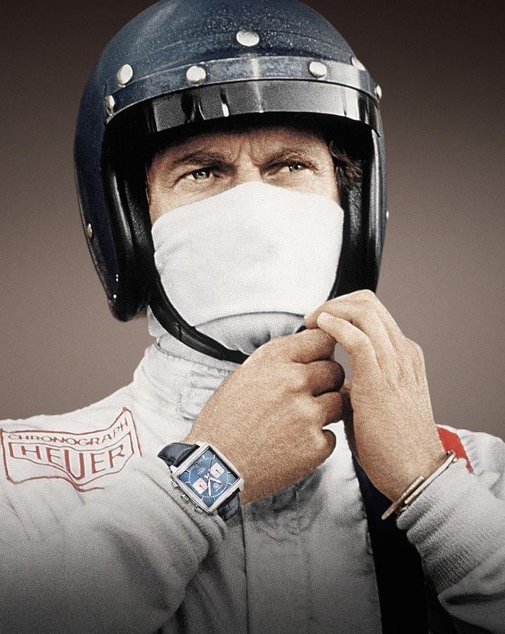 Mónaco. Steve MacQueen popularizó el reloj Monaco en la película Las 24 horas de Le Mans en 1970. MónacoTag HeuerBautizado con este nombre por Jack Heuer tras el Gran Premio de Mónaco (del que TAG Heuer sigue siendo socio en la actualidad), el reloj rompió totalmente con los códigos estéticos de la relojería tradicional, pues se trataba de un cronógrafo cuadrado de acero equipado con un movimiento de cronógrafo automático - el famoso Chronomatic Calibre 11, el primer movimiento de cronógrafo automático que se comercializó en la historia de la relojería-, hermético hasta 100 metros