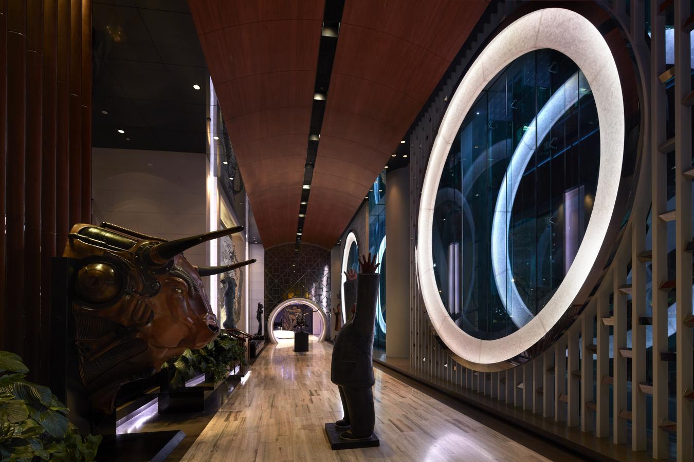 Hotel Éclat, Beijing. Además se ofrece a los huéspedes acceso a una librería virtual de música y películas. Los cuartos de baño ofrecen duchas de efecto lluvia con cromoterapia y televisión LCD
