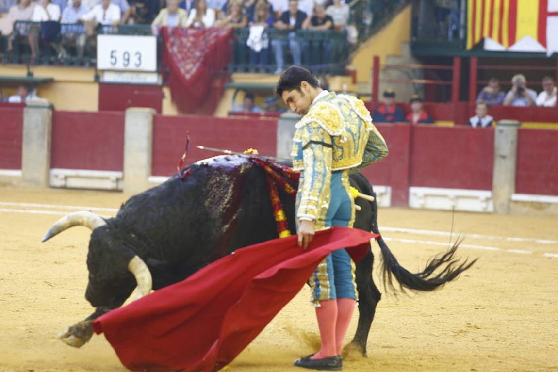 Cornada a Cayetano en Zaragoza: Imágenes del triunfo y la sangre del diestro