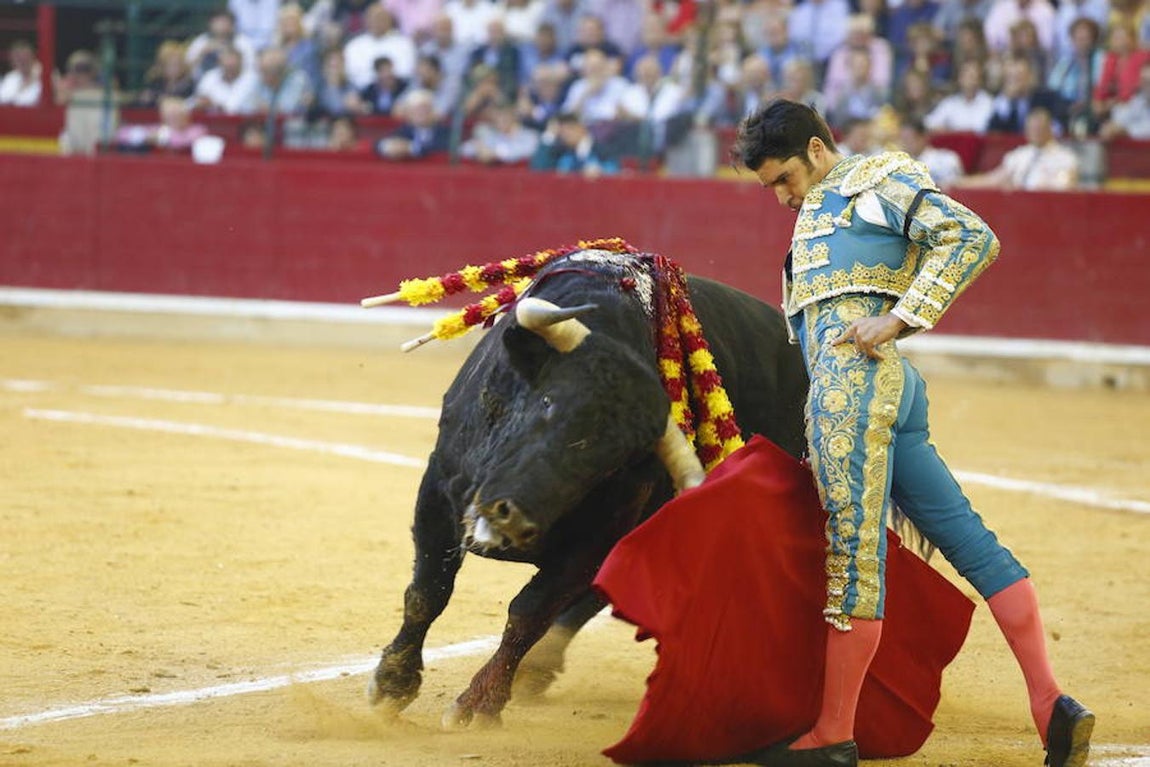 Cornada a Cayetano en Zaragoza: Imágenes del triunfo y la sangre del diestro