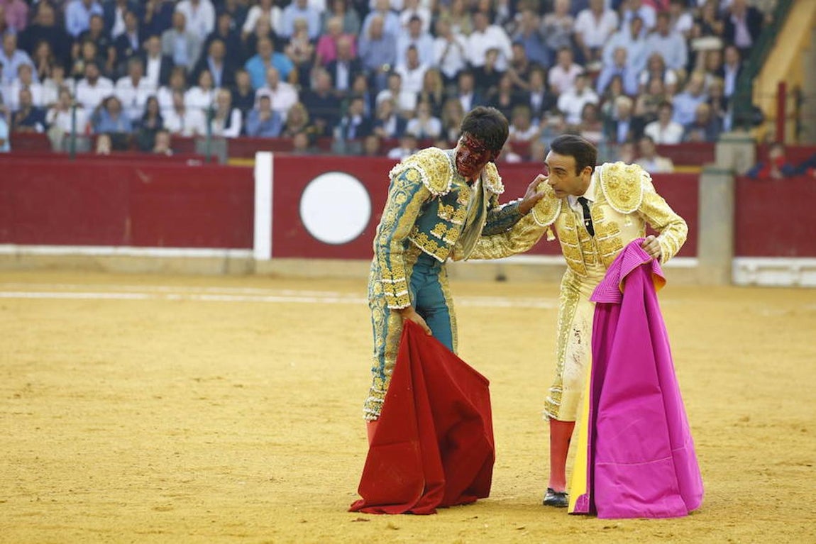 Cornada a Cayetano en Zaragoza: Imágenes del triunfo y la sangre del diestro