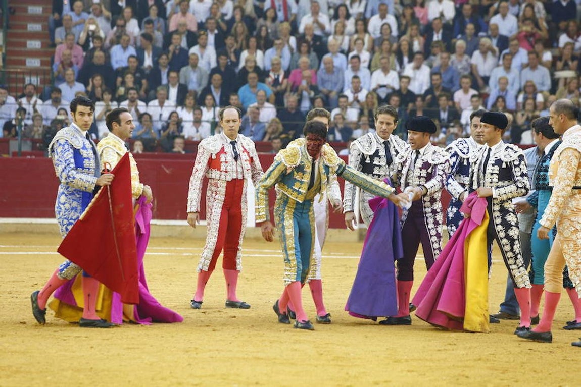Cornada a Cayetano en Zaragoza: Imágenes del triunfo y la sangre del diestro